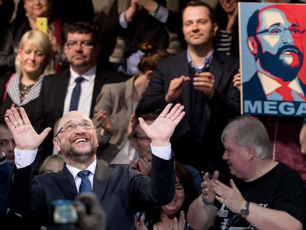 Der SPD-Kanzlerkandidat und künftige Parteivorsitzende, Martin Schulz, wird am 29.01.2017 in Berlin in der SPD-Parteizentrale, im Willy-Brandt-Haus, von Parteianhängern gefeiert. 