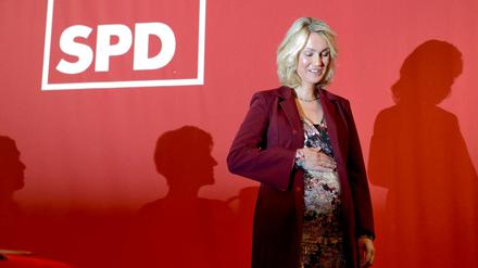 Die schwangere Familienministerin Manuela Schwesig legt am 17.10.2015 nach ihrer Rede auf dem Landesparteitag der SPD Sachsen-Anhalt in Leuna (Sachsen-Anhalt) ihre Hand auf ihren Babybauch. 