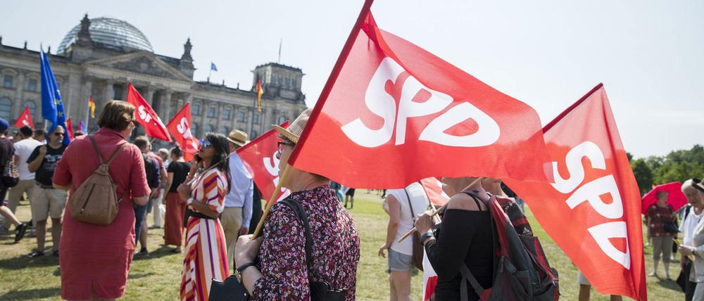 SPD-Anhänger bei einer Demonstration vor dem Berliner Reichstag