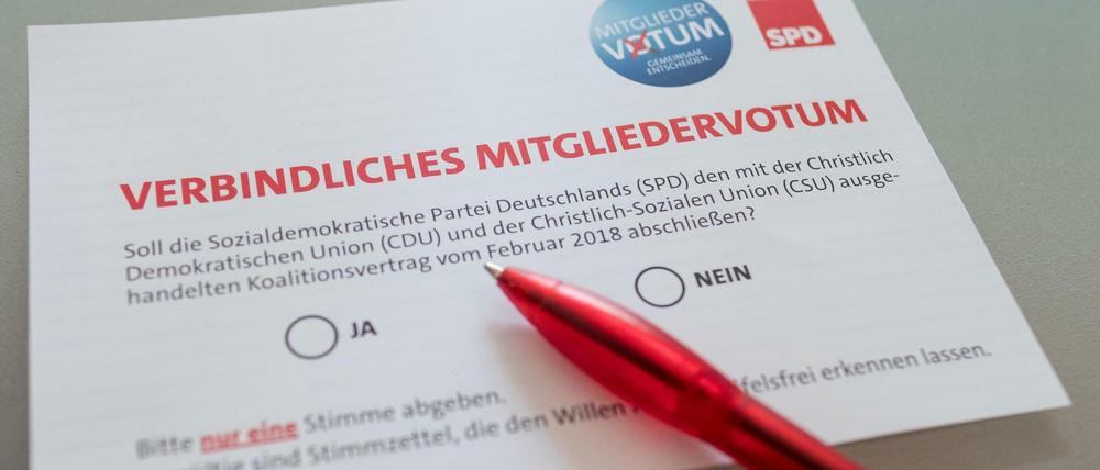 Die Wahlunterlagen zum SPD-Mitgliedervotum liegen auf einem Tisch. 
