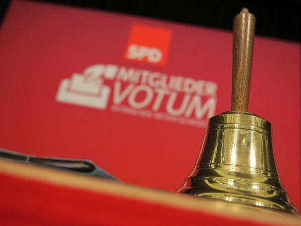 Vor Beginn einer SPD-Regionalkonferenz steht in der Stadthalle eine goldene Glocke vor dem SPD-Hintergrund 