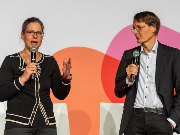Das Kandidaten-Duo für den SPD-Bundesvorsitz, Karl Lauterbach und Nina Scheer, stellet sich vor.