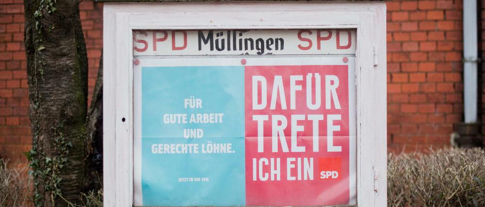 Ein Schaukasten der SPD mit Plakaten "Für Gute Arbeit und gerechte Löhne" sowie "Dafür trete ich ein" hängt im Sehnder Ortsteil Müllingen. 