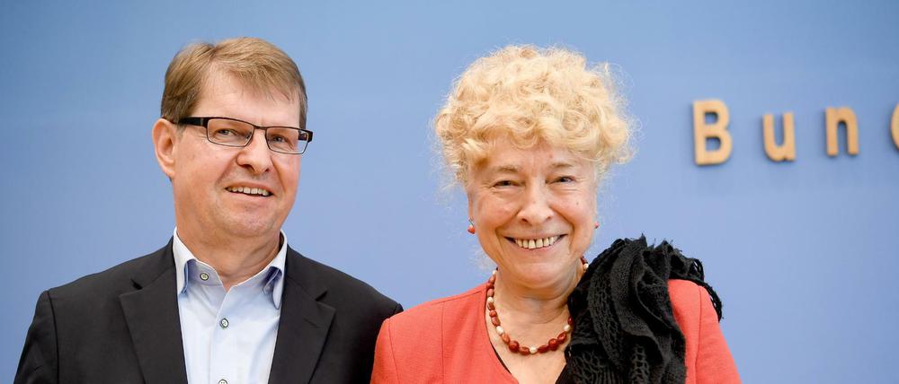 Mit einem linken Profil bewerben sich Ralf Stegner und Gesine Schwan um die SPD-Führung.