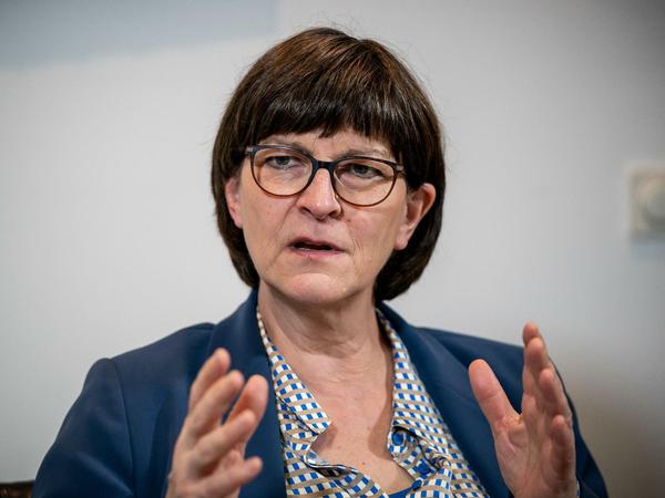 Saskia Esken, Bundesvorsitzende der SPD, teilt gegen Jens Spahn aus.