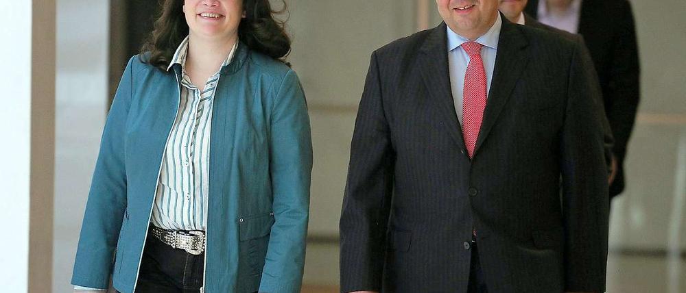 Der SPD-Vorsitzende Sigmar Gabriel (r) und Generalsekretärin Andrea Nahles.