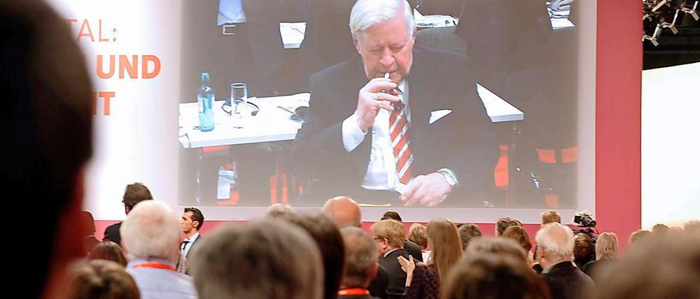 Erst mal eine rauchen: Alt-Kanzler Helmut Schmidt (Leinwand) präsentiert sich den Delegierten auf dem Bundesparteitag wie ihn alle kennen.