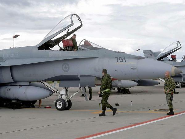 Nato-Präsenz im Baltikum. Ein kanadischer Kampfjet wird im litauischen Luftwaffenstützpunkt Siauliai inspiziert.