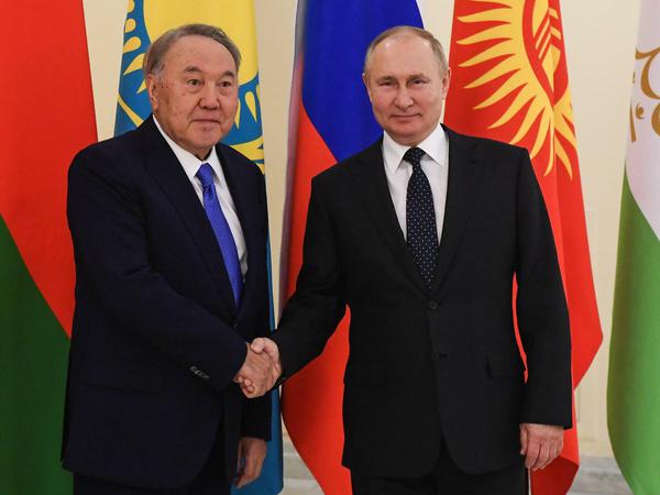 Noch vor zwei Wochen war Ex-Präsident Nur-Sultan Nasarbajew die klare Nummer eins, hier mit Russlands Staatschef Wladimir Putin.