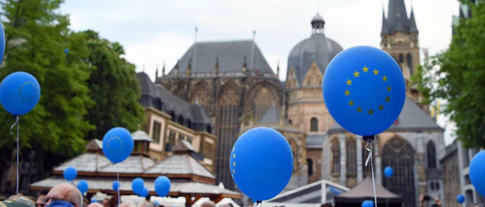 Europa hoch halten. Besucher beim Bürgerfest vor dem Aachener Dom. 