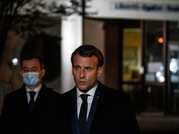 Präsident Emmanuel Macron (r) und Innenminister Gerald Darmanin besuchten am Freitag den Pariser Vorort Conflans-Sainte-Honorin.