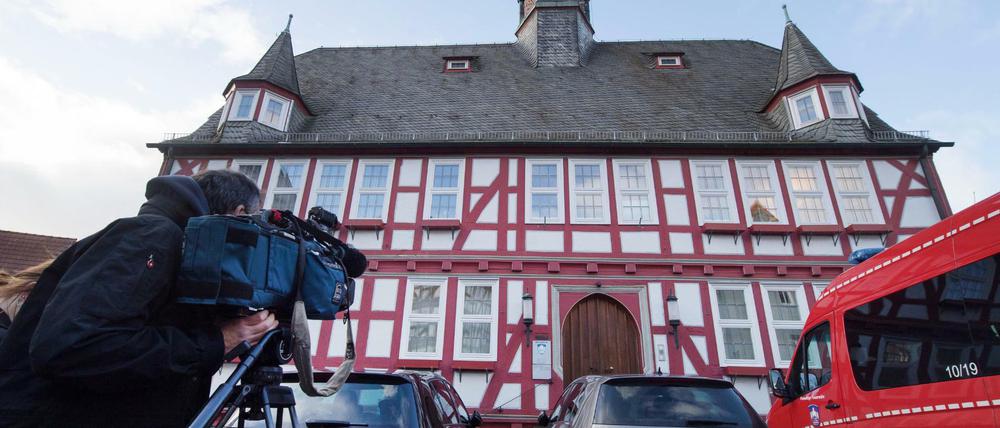 Ein Kameramann filmt das Rathaus in Homberg