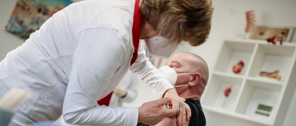Ab Mitte April sollen Corona-Impfungen in Arztpraxen möglich sein.
