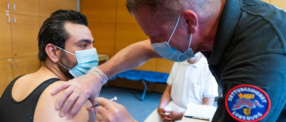 Ein Mann wird von einem mobilen Impfteam gegen das Coronavirus immunisiert.
