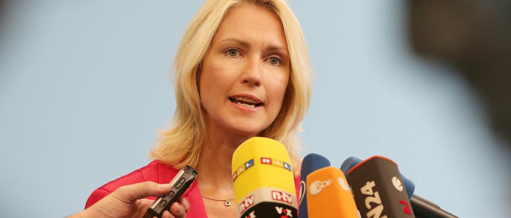 Bundesfamilienministerin Manuela Schwesig (SPD) kämpft hartnäckig um mehr Geld aus dem Finanzministerium.