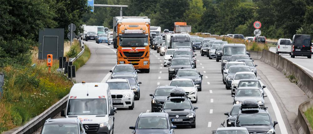 Ein Stau auf einer Autobahn. Gerade im Verkehrssektor scheint Deutschland seine Klimaziele zu verfehlen.