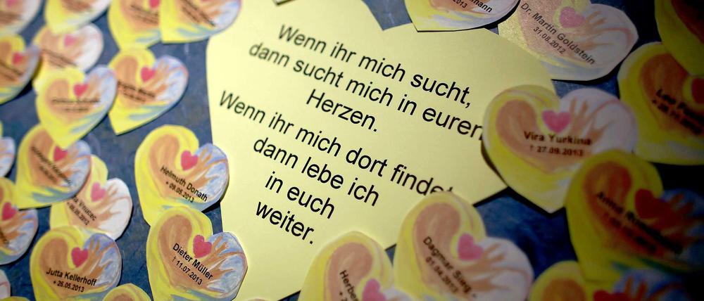 Herzförmige Zettel im Hospiz der Caritas in Düsseldorf mit Namen von ehemaligen Bewohnern.