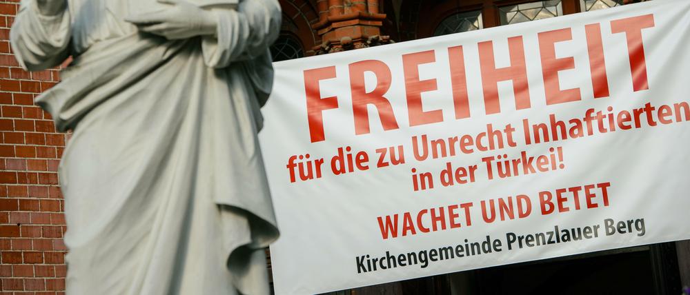 Ein Transparent über dem Eingang der Evangelischen Gethsemankirche in Berlin im August während eines Fürbittengebetes für den in der Türkei inhaftierten Menschenrechtler Peter Steudtner.