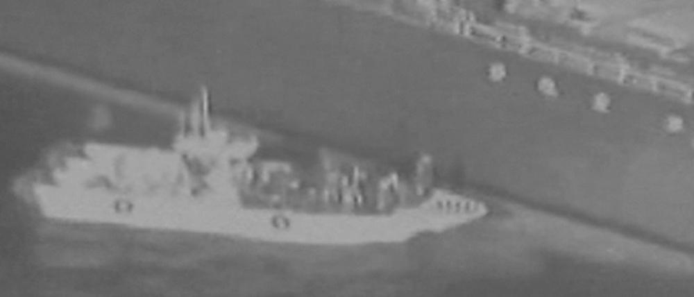Ein Standbild aus dem US-Video: Es soll ein Boot der Revolutionsgarden an einem der Tanker zeigen.