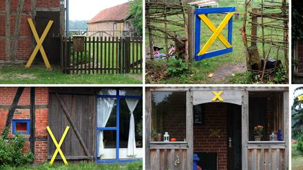 Könnte auch in Bayern sein... Gelbe X-Buchstaben aus Holz als Protest gegen Atommüll-Endlager in Niedersachsen.