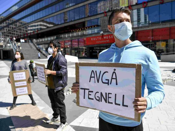 Demonstranten fordern Ende Mai den Rücktritt des Epidemiologen.