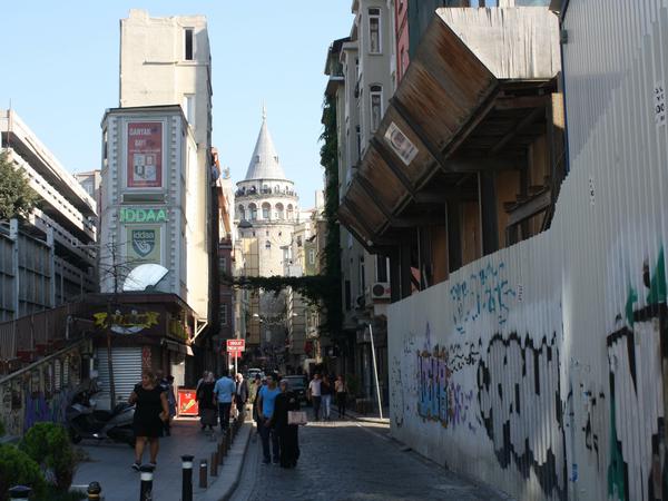 Der Galata-Turm im Istanbuler Stadtteil Beyoglu. 