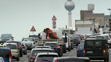 Dichter Verkehr auf der Lichtenberger Brücke in Berlin.