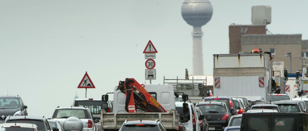 Dichter Verkehr auf der Lichtenberger Brücke in Berlin.