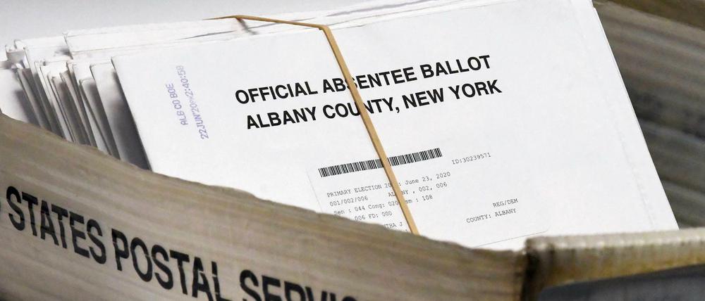 Briefwahlzettel vor ihrer Auszählung bei der Wahlkommissionen des Bezirks Albany. 