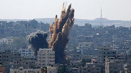 Bomben schlagen im Gazastreifen ein. 
