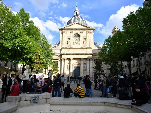 Abgeriegelte Uni: Studierende haben sich am Donnerstag vor der Sorbonne in Paris versammelt.