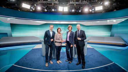 Warten auf Merkel und Schulz: Die Moderatoren Claus Strunz (Sat1), Sandra Maischberger (ARD), Maybrit Illner (ZDF) und Peter Kloeppel (RTL) im TV-Studio Adlershof.