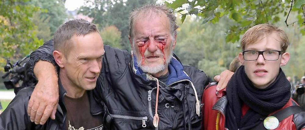 Helfer stehen dem verletzten Rentner auf einer Anti-Stuttgart-21-Demo bei. Das Bild wird zum Symbol für den Widerstand gegen das Bauprojekt.
