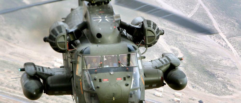 Die bisherigen Transporthubschrauber vom Typ CH-53 sind schon lange in die Jahre gekommen - für Ersatzteile mussten Bundeswehrtechniker schon einmal amerikanischen Schrottplätze durchstöbern.