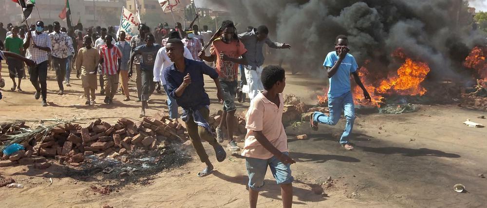 Sudanesen protestieren in der Hauptstadt Khartum gegen den Militärputsch.