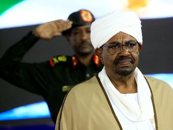 Sudans Machthaber Omar al Baschir kann noch auf das Militär zählen.