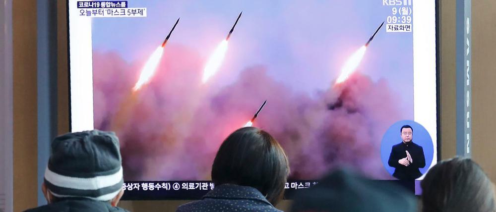 Menschen in Südkorea verfolgen in einem Bahnhof eine Nachrichtensendung, die über einen Raketentest von Nordkorea berichtet.