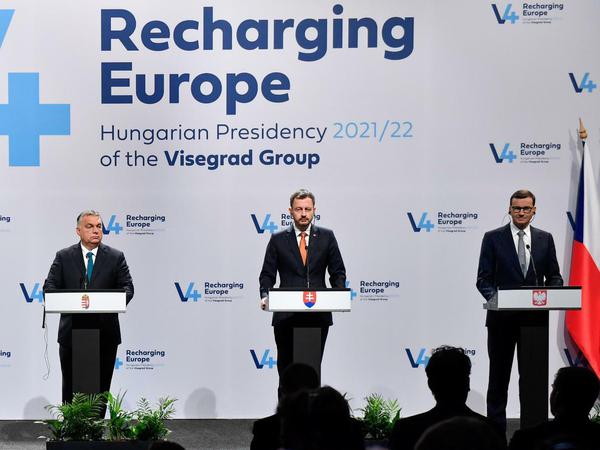 (Nach Babis' Abwahl müssen sich auch der Ungar Viktor Orbán (Mitte) und Polens Premier Mateusz Morawiecki (rechts) Gedanken um ihre Wiederwahl machen.
