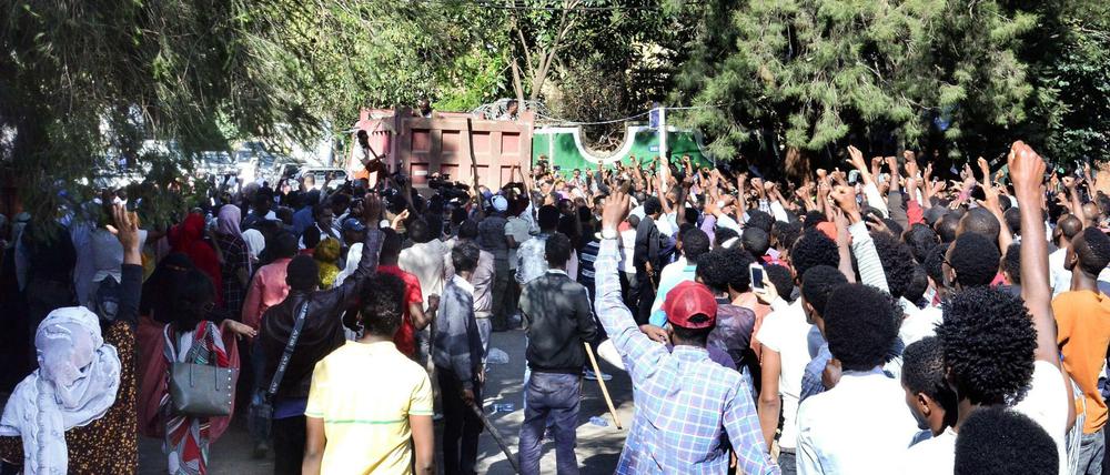 Bei Auseinandersetzungen zwischen Volksgruppen sind in Äthiopien zahlreiche Menschen ums Leben gekommen. 