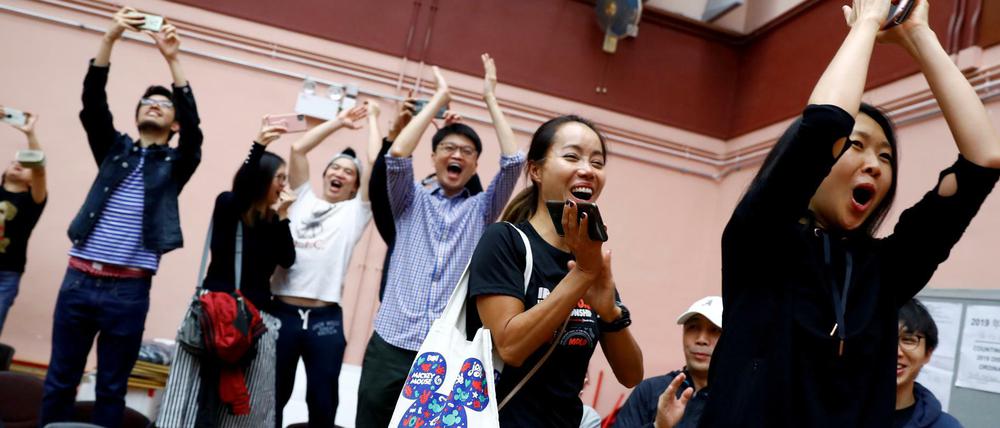 Aktivisten feiern den Sieg von Kandidat Kelvin Lam