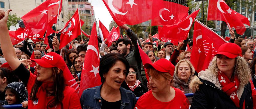 Untersützer von Ekrem Imamoglu gehen in Istanbul auf die Straße
