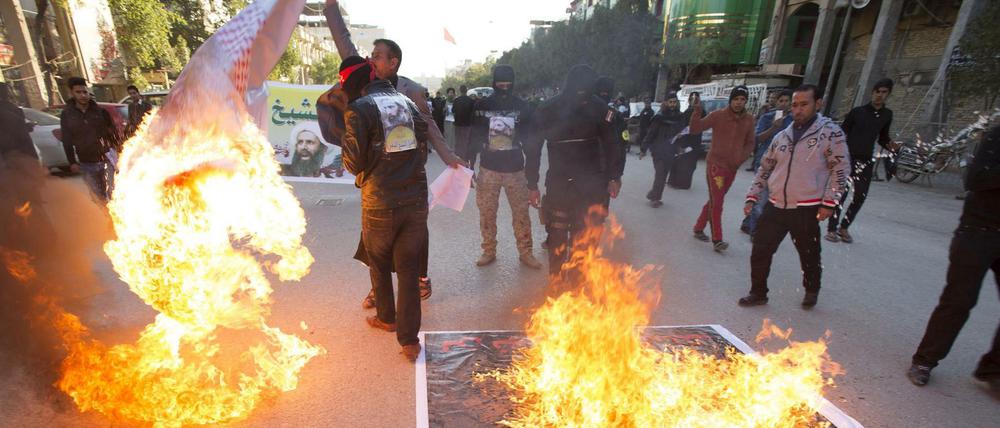 Nach den Hinrichtungen in Saudi-Arabien ist der Protest groß. Hier demonstrieren Shiiten im Irak und verbrennen ein Bild des saudischen Königs Salman.