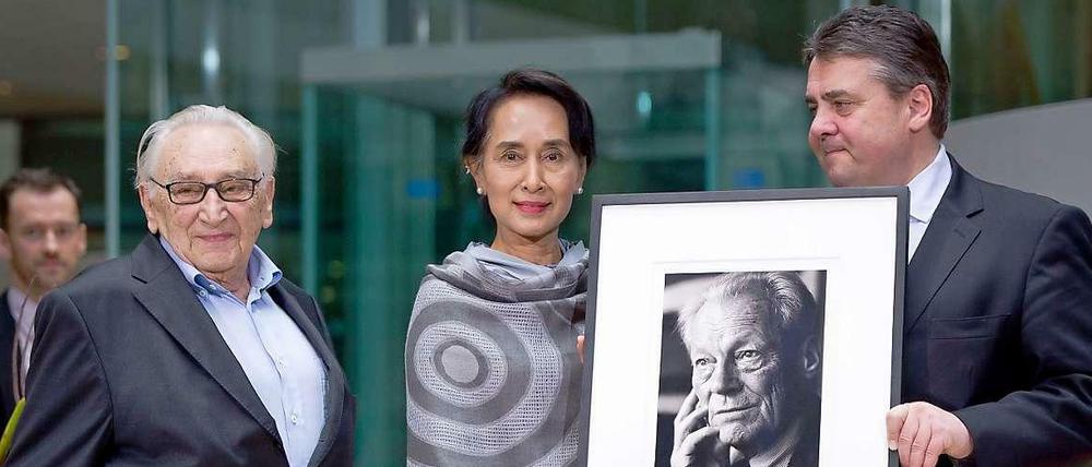 Preisverleihung: Die SPD hat am Freitag Birmas Oppositionsführerin Aung San Suu Kyi mit dem Internationalen Willy-Brandt-Preis ausgezeichnet. SPD-Chef Gabriel übergab den Preis - mit dabei: Egon Bahr, alter SPD-Kämpe.