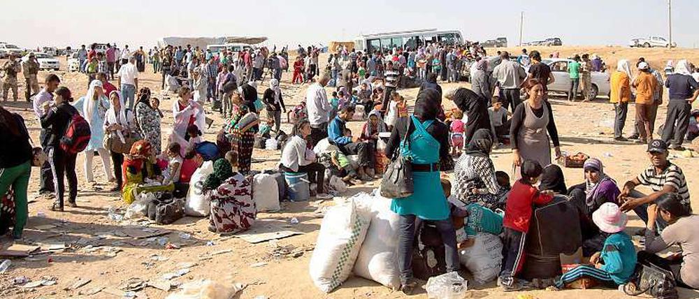 Massenbewegung. Syrische Flüchtlinge warten an einem Grenzpunkt in Duhuk, 430 Kilometer nordwestlich von Bagdad.