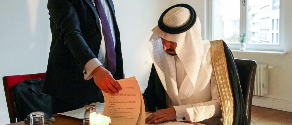 Die undatierte, vom Council of the Syrian Charter herausgegebene, Aufnahme zeigt Prinz Mulham al-Schibli vom Fawara-Stamm aus Syrien beim Unterzeichnen des „Verhaltenskodex für ein syrisches Zusammenleben“.