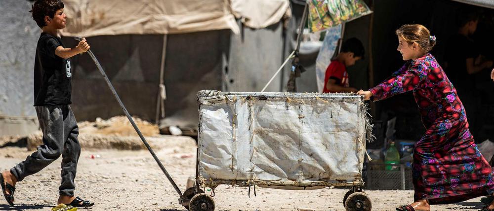 Kinder spielen in dem Lager al-Hol in Syrien. 