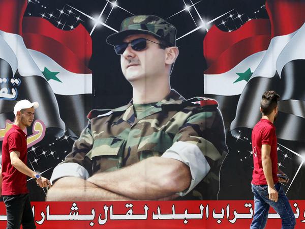 Regime des Schreckens. Syriens Diktator Bashar al Assad, hier ein Propagandabild aus Damaskus, missachtet auch nach der weitgehenden Rückeroberung des Landes die Menschenrechte.