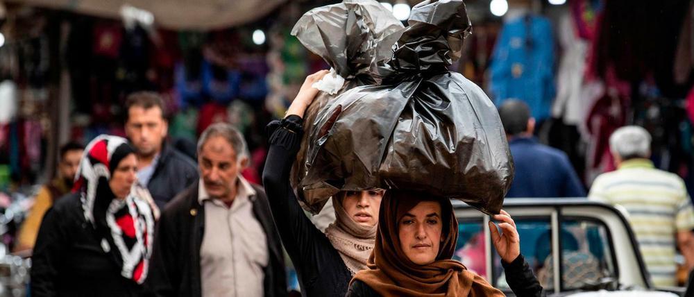 Zurück zum Alltag: Syrer auf dem Markt der nordostsyrischen Grenzstadt Qamishli.