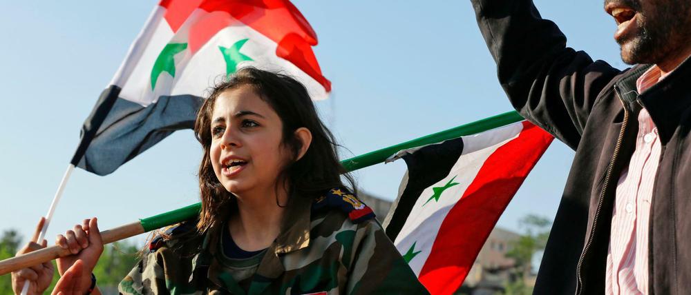 Syrer protestieren in Damaskus gegen die Angriffe. 