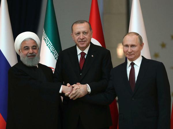 Am 4. April 2018 in Ankara: Hassan Ruhani, Präsident vom Iran, Recep Tayyip Erdogan, Staatchef der Türkei, und Wladimir Putin, Präsident von Russland.